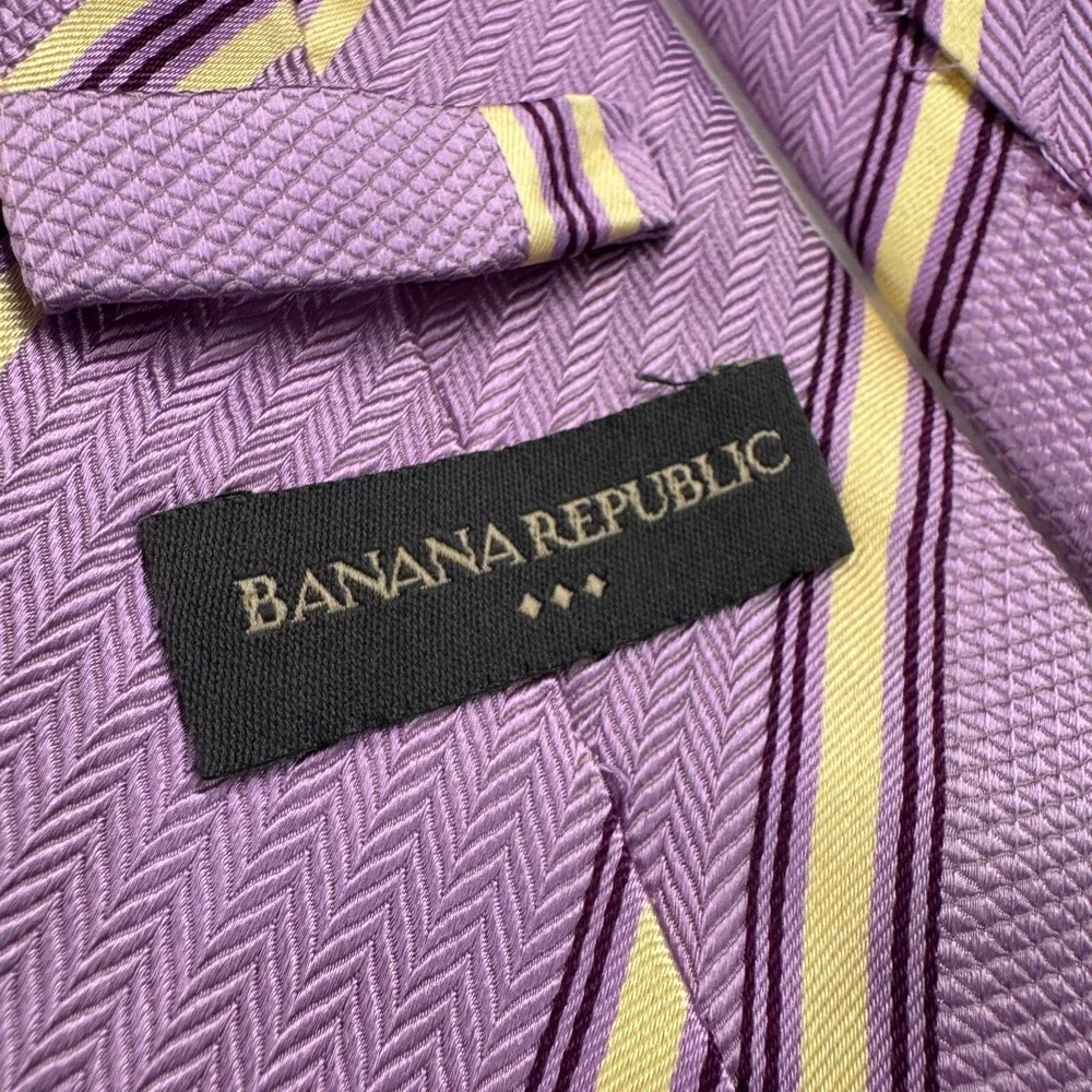 Banana Republic Tie 100% Silk Pink Stripe Gold Vintage Casual‎ Luxury Preppy